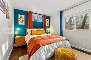 4 bedrooms, iron/ironing board, WiFi, wheelchair access - The Copper Cottage: An Eclectic Oasis with Hot Tub (Berkley)