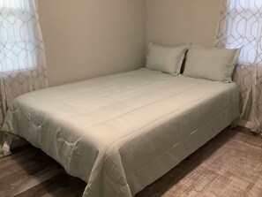 3 slaapkamers, een bureau, een strijkplank/strijkijzer, wifi