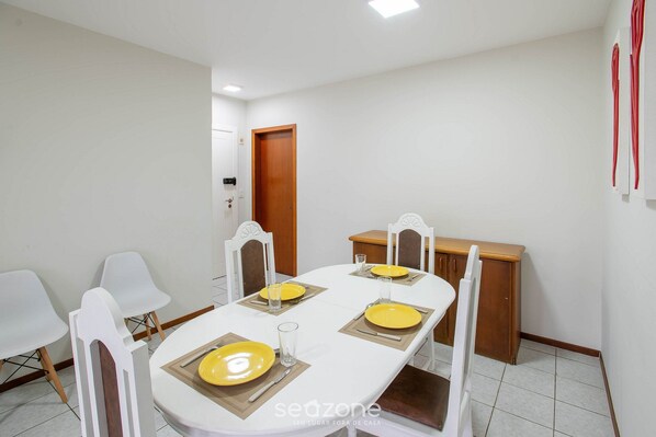 Basic Apartment | Dining