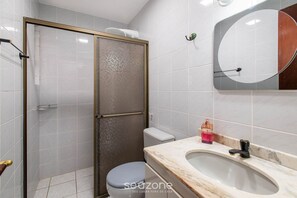 Apartamento básico | Banheiro | Chuveiro
