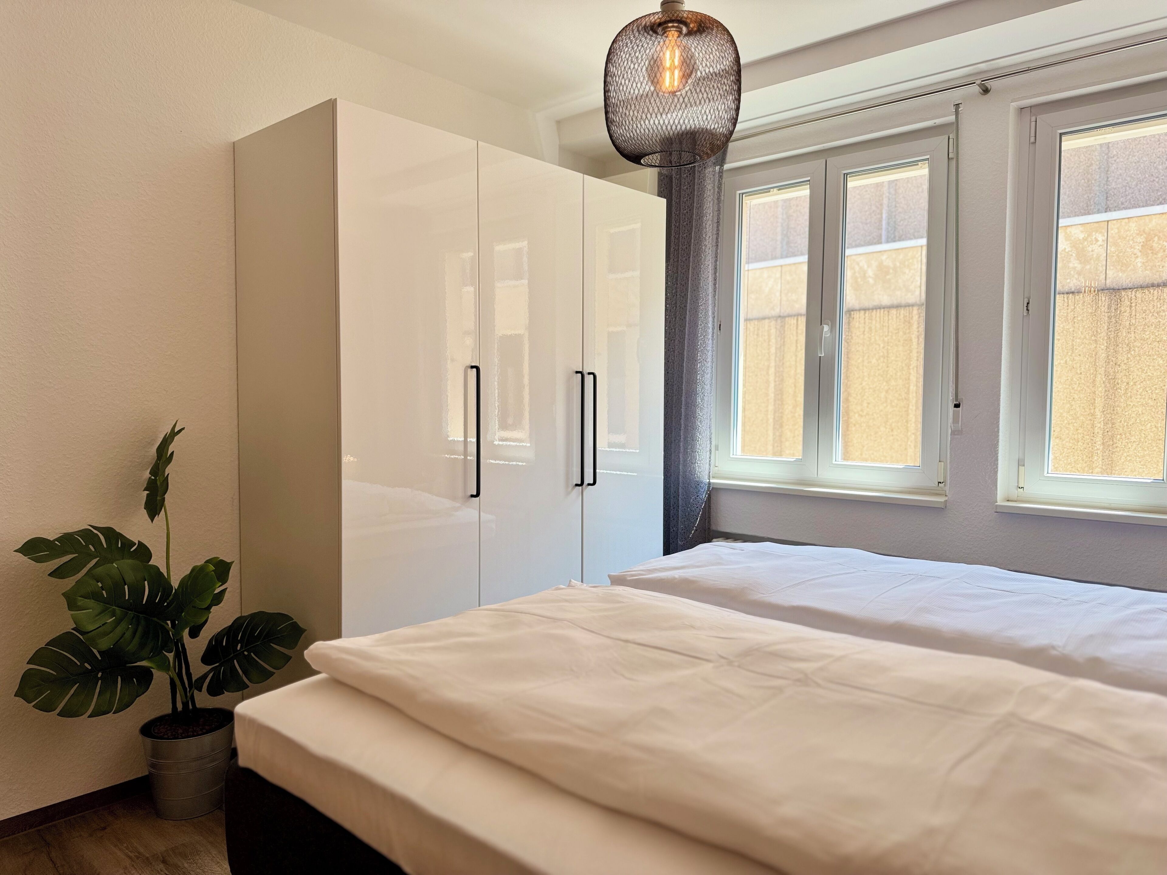 2 عدّة غرف نوم ومكواة/لوح كي وواي فاي وملاءات أسرّة