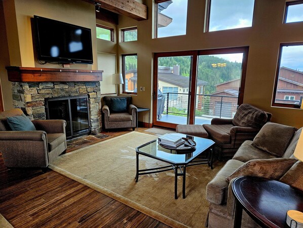 Télévision, cheminée, livres