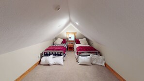 7 bedrooms, WiFi, bed sheets - NEW! West Ridge #38- Seven Bedroom Home (Snowshoe)