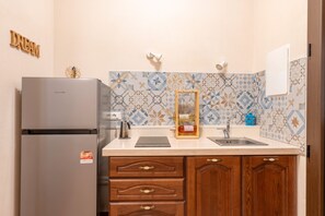 Frigorífic, placa de cuina i utensilis de cuina, vaixella i coberteria 