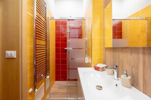 Shower, hair dryer, towels - Apartment 'La Dimora Di Marco - Sole E Luna' with Shared Terrace, Wi-Fi and Air Conditioning (Melendugno)