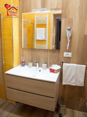 Dusche, Haartrockner, Handtücher