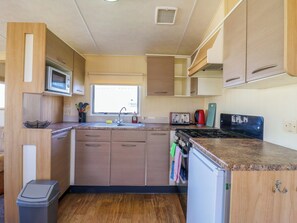 Cookware/dishes/utensils - Singh Leite &amp; Luisa Family Caravan (Clacton-on-Sea)