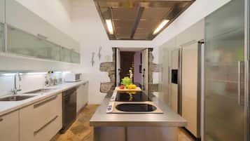 Køleskab, mikrobølgeovn, ovn, kogeplade