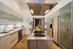 Geladeira, micro-ondas, fogão, cooktop