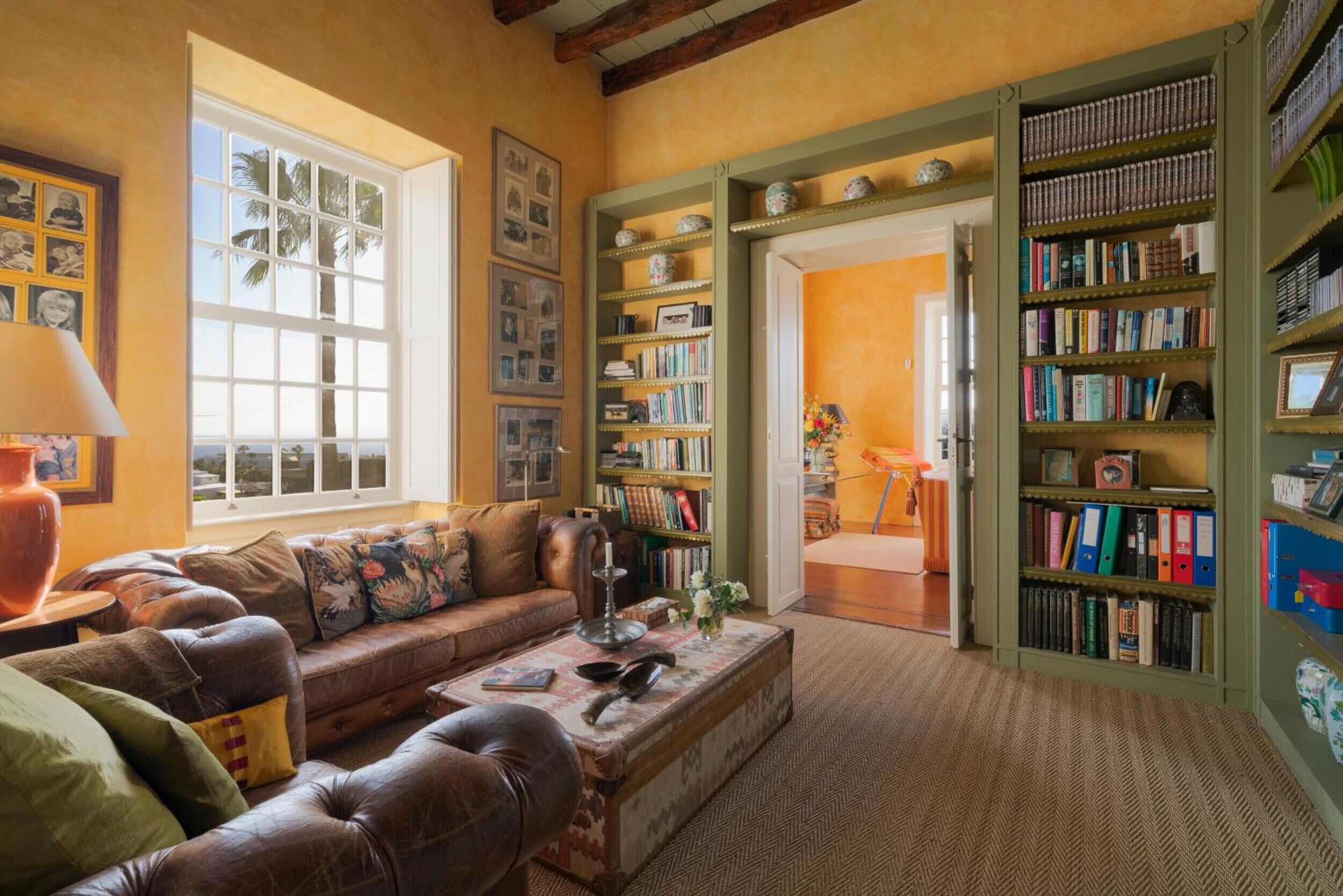 Een televisie en een stereo