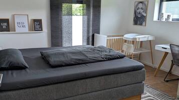 2 Schlafzimmer, Schreibtisch, Bügeleisen/Bügelbrett, Reisekinderbett