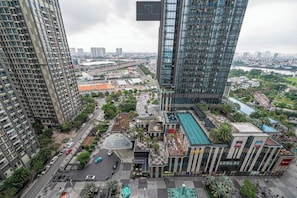 Luxury Apartment, 3 Bedrooms, Balcony, City View | Bar mini, meja, langsir/tirai gelap terus, seterika/papan seterika 