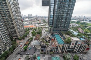 Luxe appartement, 3 slaapkamers, balkon, uitzicht op stad | Een minibar, een bureau, verduisterende gordijnen