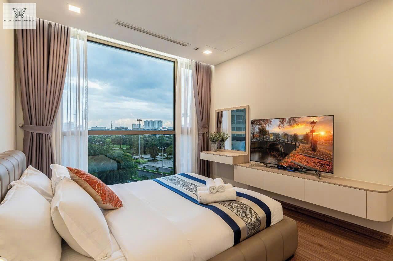 Apartamento de lujo, 4 habitaciones, vistas a la ciudad, en una planta alta | Minibar, escritorio, cortinas opacas y tabla de planchar con plancha