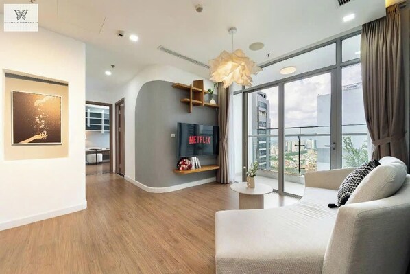 Apartamento Deluxe, 2 habitaciones, vistas a la ciudad | Minibar, escritorio, cortinas opacas y tabla de planchar con plancha