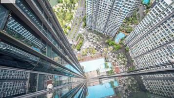 Apartamento superluxo, 3 quartos, sacada, vista para a cidade | Frigobar, escrivaninha, cortinas blackout, ferros/tábuas de passar roupa