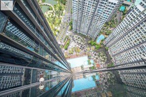 Apartamento de lujo, 3 habitaciones, balcón, vistas a la ciudad | Minibar, escritorio, cortinas opacas y tabla de planchar con plancha