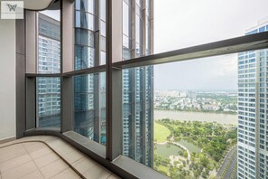 Departamento de lujo, 3 habitaciones, balcón, vista a la ciudad | Balcón