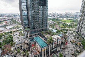 Departamento de lujo, 3 habitaciones, balcón, vista a la ciudad | Minibar, escritorio, cortinas blackout y tabla de planchar con plancha 