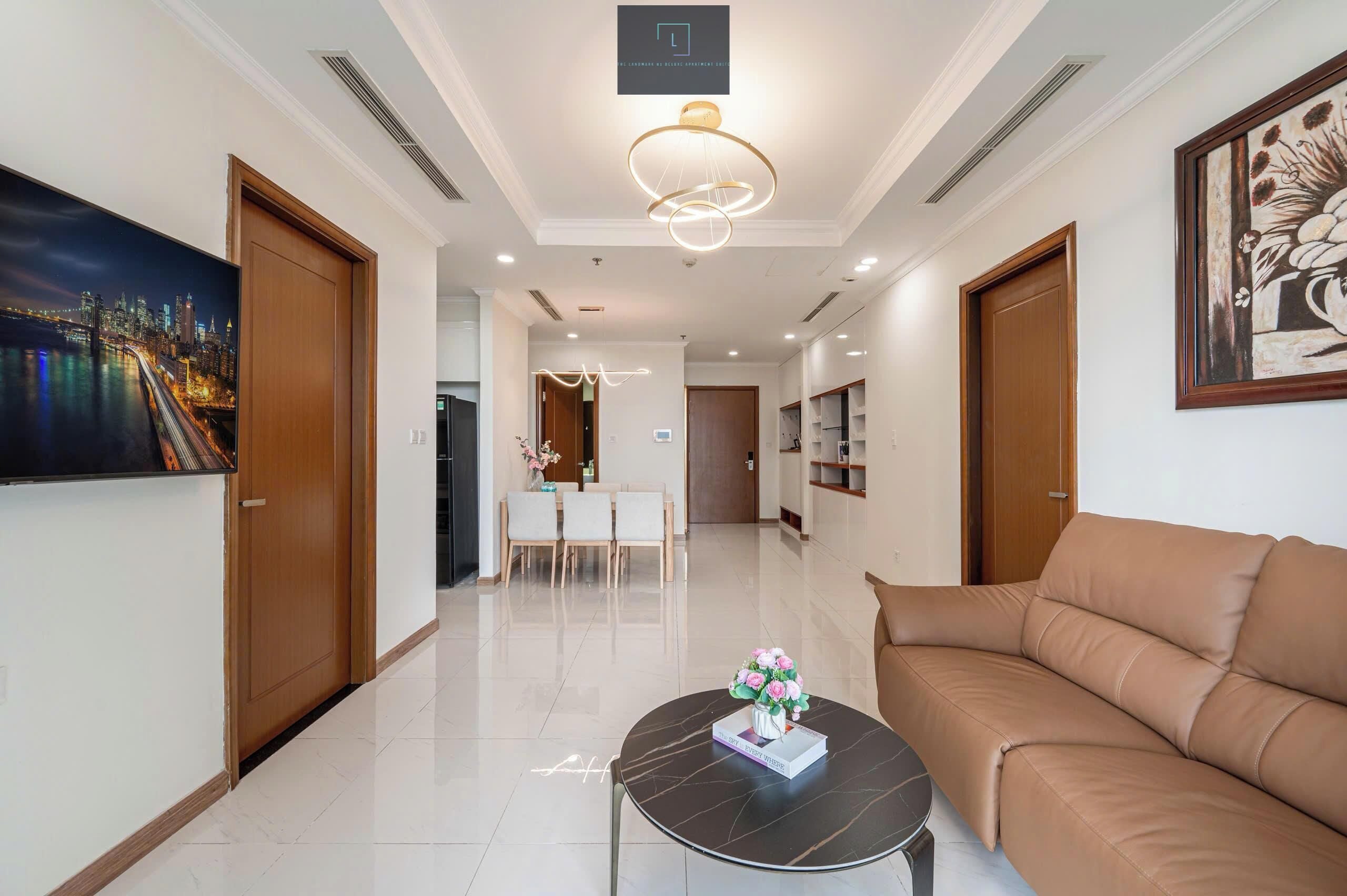 Luksusleilighet, 3 soverom, balkong, byutsikt | Oppholdsområde | En 24-tommers smart-TV med digitale kanaler