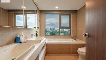 Luxury Apartment, 4 Bedrooms, City View, Tower | Bathroom | Bathtub, free toiletries, hair dryer, bathrobes