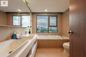 Luksusleilighet, 4 soverom, byutsikt, tårn | Bad | Badekar, toalettartikler (inkludert), hårføner og badekåper