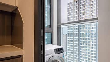 Departamento de lujo, 3 habitaciones, balcón, vista a la ciudad | Minibar, escritorio, cortinas blackout y tabla de planchar con plancha