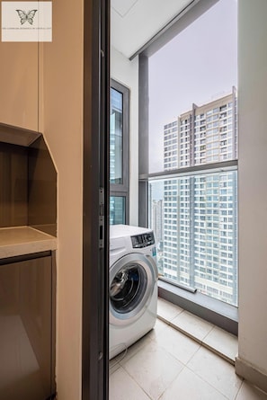 Apartamento de lujo, 3 habitaciones, balcón, vistas a la ciudad | Minibar, escritorio, cortinas opacas y tabla de planchar con plancha