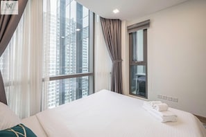 Apartamento de lujo, 3 habitaciones, balcón, vistas a la ciudad | Minibar, escritorio, cortinas opacas y tabla de planchar con plancha