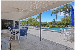 Alberca al aire libre y alberca climatizada