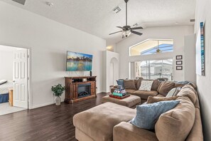 ハウス ベッド (複数台) プールアクセス プールビュー (Magical Family Getaway) | リビング エリア | 42 インチの薄型テレビ (デジタル放送視聴可)