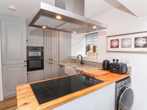 Dishwasher, cookware/dishes/utensils - Butterfly Days (Bideford)