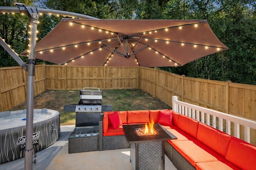 Modern 4BR Home / Hot Tub • Game Room • Fenced