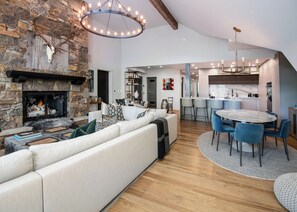 Una Smart TV, una chimenea