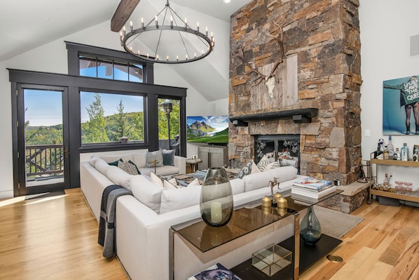 Smart TV, fireplace