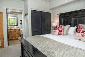 4 bedrooms, desk, iron/ironing board, WiFi