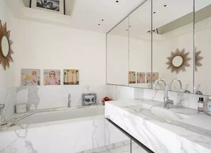 Haartrockner, Handtücher, Seife, Shampoo