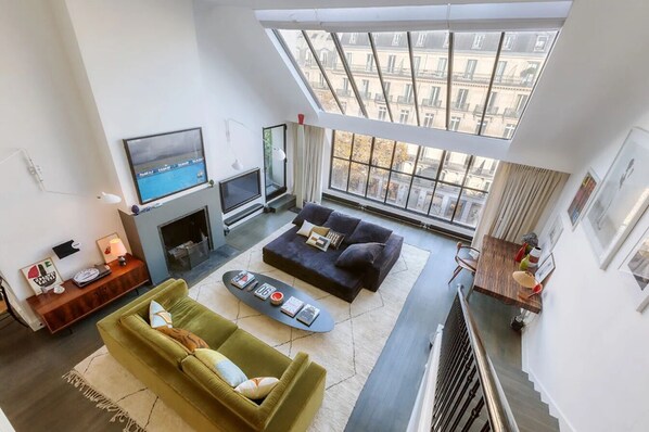 Smart TV, fireplace, DVD player, books