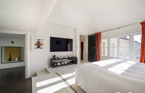 4 Schlafzimmer, Zimmersafe, Schreibtisch, Bügeleisen/Bügelbrett