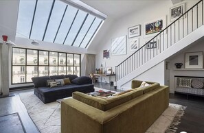 Smart TV, fireplace, DVD player, books