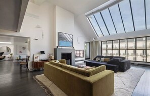 Smart-TV, Kamin, DVD-Player, Bücher