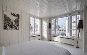 4 bedrooms, in-room safe, desk, iron/ironing board