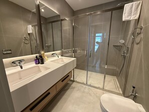 Dusche, kostenlose Toilettenartikel, Haartrockner, Bademäntel