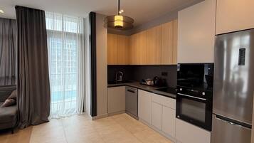 Een magnetron, een oven, een vaatwasser