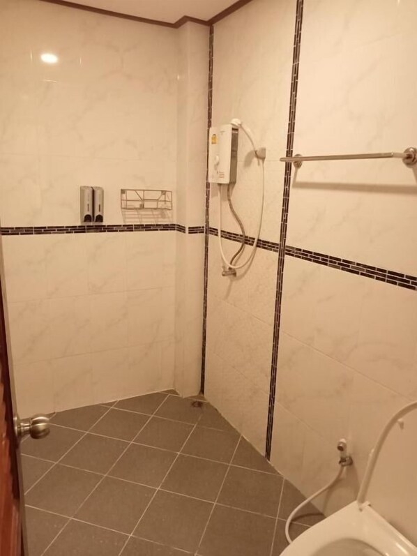 Room - Lion Hotel (Chumphon)