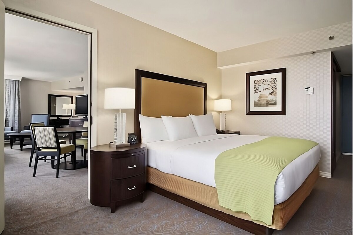 Relax and Recharge! Outdoor Pool, Pet-friendly!