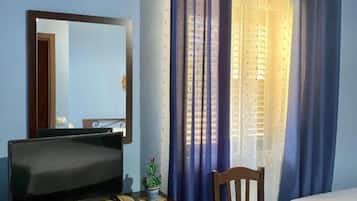 1 habitación, tabla de planchar con plancha, wifi y ropa de cama