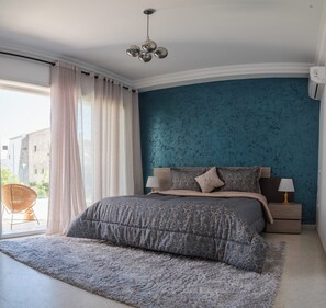 5 bedrooms, iron/ironing board, WiFi, bed sheets