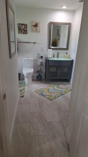 مجففات شعر، مناشف، صابون، ورق حمّام