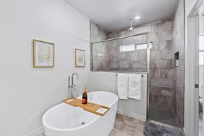 Ducha, secador de pelo, toallas y champú